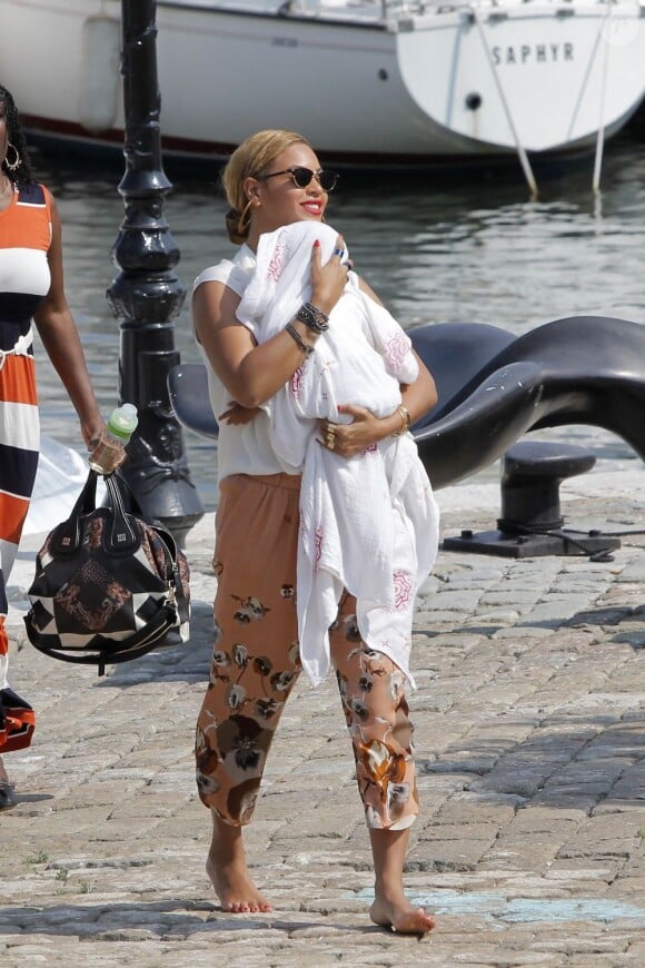 Beyoncé et Jay-Z quittent leur yacht avec leur fille Blue Ivy, le 8 septembre 2012 à Beaulieu-sur-mer