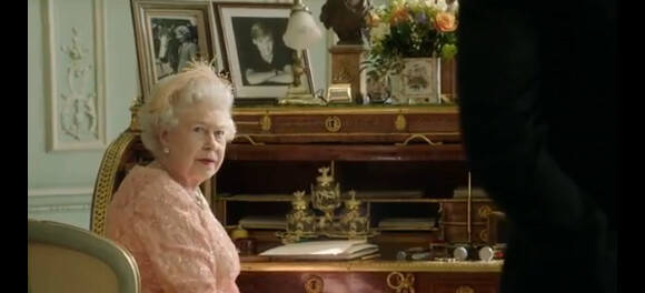 Vidéo de lancement de la cérémonie d'ouverture des Jeux Olympiques 2012, avec Elizabeth II, ses corgis et Daniel Craig