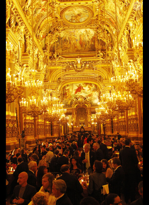 Ambiance au dîner offert par Cartier dans le foyer du Palais Garnier après le concert de George Michael en faveur de Sidaction, à Paris, le 9 septembre 2012.