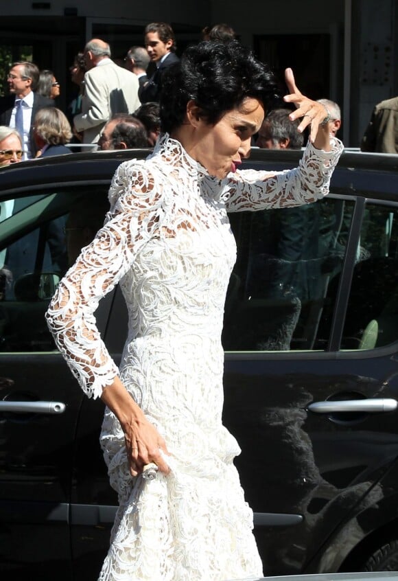 Farida Khelfa en robe de mariage Jean-Paul Gaultier devant la mairie du 17 arrondissement de Paris, le 1er septembre 2012.