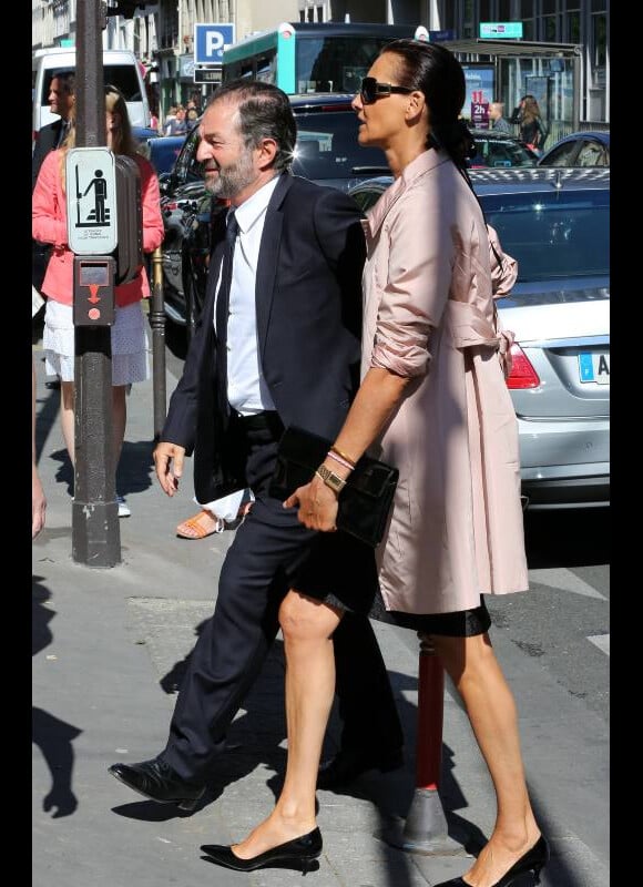 Inès de la Fressange et Denis Olivennes au mariage de Farida Khelfa et Henri Seydoux à la mairie du 17 arrondissement de Paris, le 1er septembre 2012.