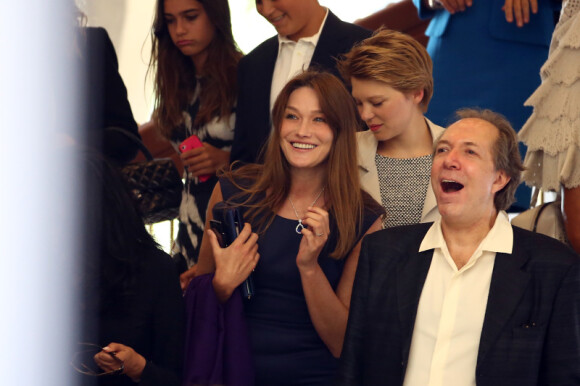 Carla Bruni-Sarkozy et Léa Seydoux au mariage de Farida Khelfa et Henri Seydoux à la mairie du 17 arrondissement de Paris, le 1er septembre 2012.