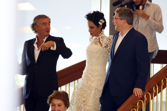 Bernard-Henri Lévy accompagne les mariés Farida Khelfa et Henri Seydoux à la mairie du 17 arrondissement de Paris, le 1er septembre 2012.