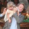 Neil Patrick Harris s'amuse avec sa fille Harper Grace au mariage de Cobie Smulders et Taran Killam à Solvang, Californie, le 8 septembre 2012