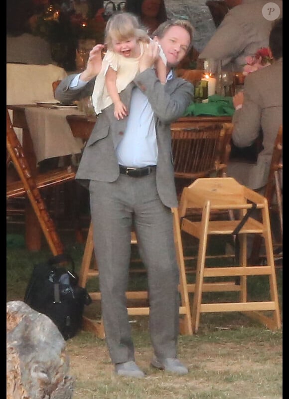 Neil Patrick Harris s'amuse avec sa fille Harper Grace au mariage de Cobie Smulders et Taran Killam à Solvang, Californie, le 8 septembre 2012