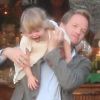 Neil Patrick Harris et sa fille Harper Grace au mariage de Cobie Smulders et Taran Killam à Solvang, Californie, le 8 septembre 2012