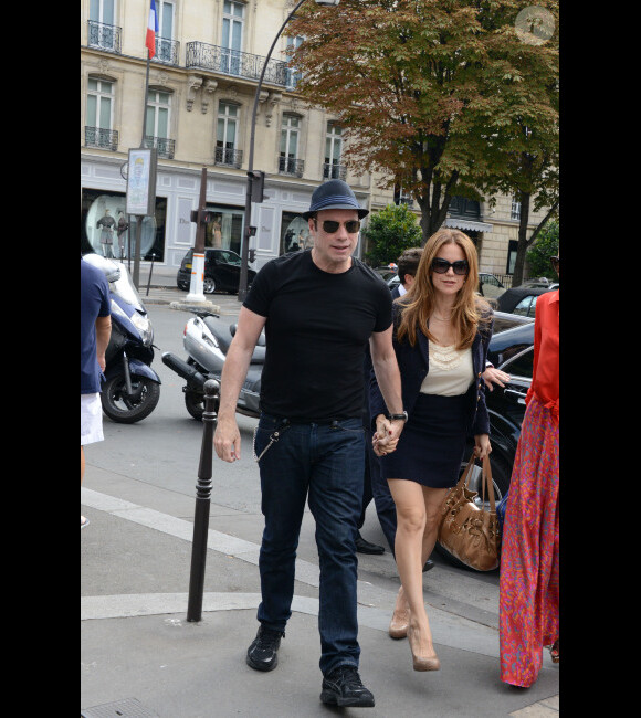 John Travolta et Kelly Preston, cachés derrière leur lunette de soleil, sortent du restaurant L'avenue, à Paris, le 10 septembre 2012