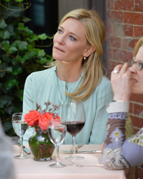 Cate Blanchett filme une scène du nouveau film encore sans titre de Woody Allen à New york, le 10 septembre 2012. Avec un verre de vin, forcément.