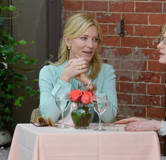 Cate Blanchett filme une scène du nouveau film encore sans titre de Woody Allen dans un café de New York, le 10 septembre 2012.