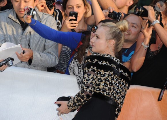 Diane Kruger et une fan à la première du film Inescapable au Festival International du Film de Toronto le 11 septembre 2012.