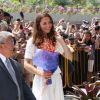 Le prince William et Kate Middleton sont allés à la rencontre des nombreuses personnes massées au bord de leur chemin lors du deuxième jour de leur visite à Singapour le 12 septembre 2012