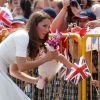 Kate Middleton est allée à la rencontre des enfants massés derrière les barrières lors du deuxième jour de sa visite à Singapour le 12 septembre 2012