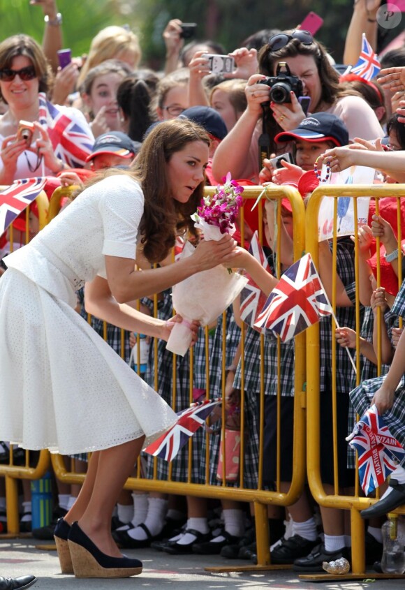 Kate Middleton est allée à la rencontre des enfants massés derrière les barrières lors du deuxième jour de sa visite à Singapour le 12 septembre 2012