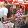 Le prince William et Kate Middleton sont allés à la rencontre des nombreuses personnes massées au bord de leur chemin lors du deuxième jour de leur visite à Singapour le 12 septembre 2012