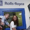 Kate Middleton lors de la visite de l'usine Rolls Royce à Singapour au cours de son voyage en Asie du sud-est en compagnie du prince William le 12 septembre 2012