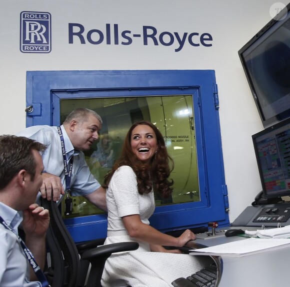 Kate Middleton lors de la visite de l'usine Rolls Royce à Singapour au cours de son voyage en Asie du sud-est en compagnie du prince William le 12 septembre 2012