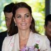 La duchesse de Cambridge a reçu un joli bouquet de fleurs le jour de son arrivée à Singapour, le 11 septembre 2012, première étape d'un voyage de neuf jours en Asie du sud-est avec son époux le prince William
