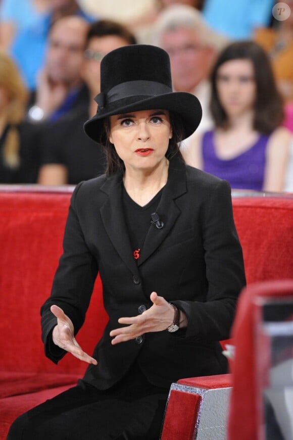 Amélie Nothomb sur le plateau de Vivement Dimanche, enregistré le 12 septembre. Rendez-vous ce week-end...