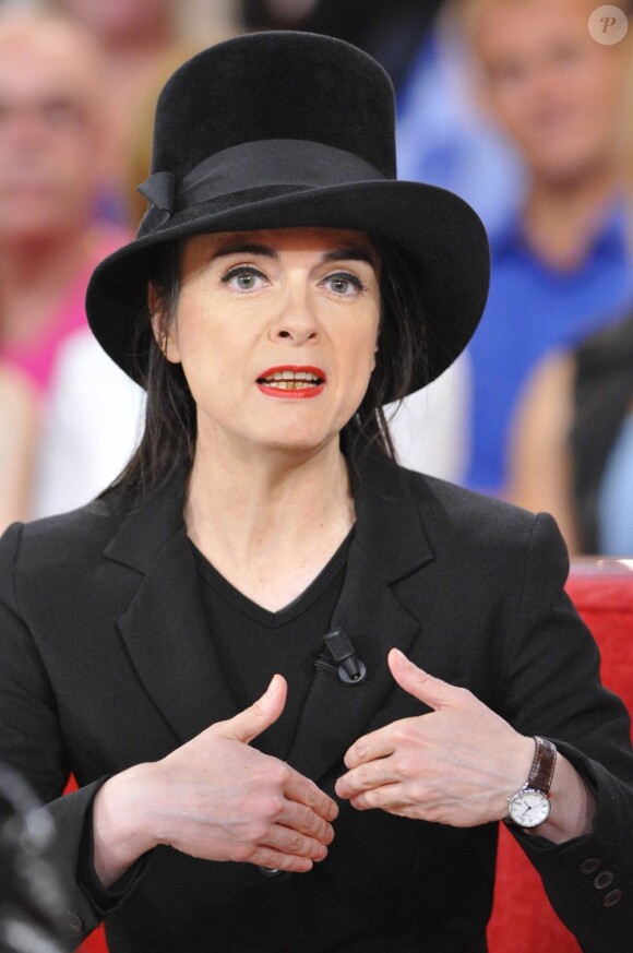 Amélie Nothomb sur le plateau de Vivement Dimanche, enregistré le 12 septembre. Rendez-vous ce week-end...