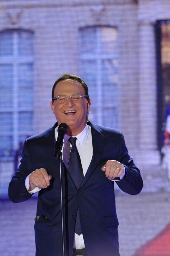 Patrick Sébastien déguisé en François Hollande sur le plateau de Vivement Dimanche, enregistré le 12 septembre. Rendez-vous ce week-end...