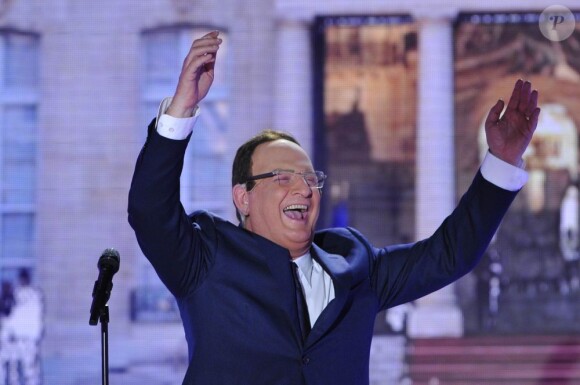 Patrick Sébastien déguisé en François Hollande sur le plateau de Vivement Dimanche, enregistré le 12 septembre. Rendez-vous ce week-end...