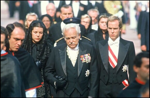 Le prince Rainier entouré de Caroline et Albert lors des obsèques de la princesse Grace à Monaco, le 20 septembre 1982.