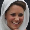 Kate Middleton, rayonnante en visitant la mosquée Assyakirin à Kuala Lumpur lors de l'étape malaisienne du voyage en Asie du sud-est du couple princier dans le cadre du Jubilé de diamant de la reine Elizabeth II le 14 septembre 2012