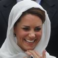  Kate Middleton, rayonnante en visitant la mosquée Assyakirin à Kuala Lumpur lors de l'étape malaisienne du voyage en Asie du sud-est du couple princier dans le cadre du Jubilé de diamant de la reine Elizabeth II le 14 septembre 2012 