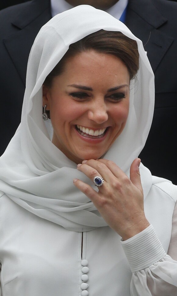 Kate Middleton, rayonnante en visitant la mosquée Assyakirin à Kuala Lumpur lors de l'étape malaisienne du voyage en Asie du sud-est du couple princier dans le cadre du Jubilé de diamant de la reine Elizabeth II le 14 septembre 2012