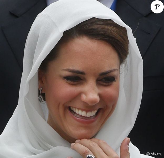 Kate Middleton, rayonnante en visitant la mosquée Assyakirin à Kuala Lumpur lors de l'étape malaisienne du voyage en Asie du sud-est du couple princier dans le cadre du Jubilé de diamant de la reine Elizabeth II le 14 septembre 2012