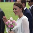 Catherine, duchesse de Cambridge et le prince William, duc de Cambridge sont allés à la rencontre de la foule qui les attendait à Central Park à Kuala Lumpur, Kate recevant des dizaines de fleurs le 14 septembre 2012