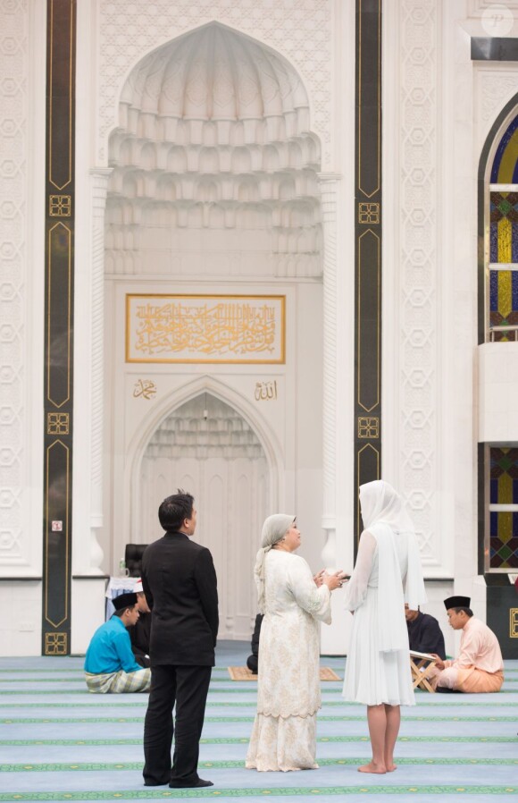 Le prince William et son épouse Kate ont visité la mosquée Assyakirin à Kuala Lumpur lors de leur étape malaisienne du voyage en Asie du sud-est qu'ils effectuent dans le cadre du Jubilé de diamant de la reine Elizabeth II le 14 septembre 2012