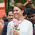 Catherine, duchesse de Cambridge et le prince William, duc de Cambridge sont allés à la rencontre de la foule qui les attendait à Central Park à Kuala Lumpur, Kate recevant des dizaines de fleurs le 14 septembre 2012