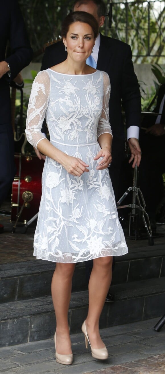 La duchesse de Cambridge Catherine et son époux le prince William avait l'air contrarié en assistant à une Tea Party à la British High Commission de Kuala Lumpur en l'honneur du Jubilé de diamant de la reine Elizabeth II le 14 septembre 2012 en Malaisie