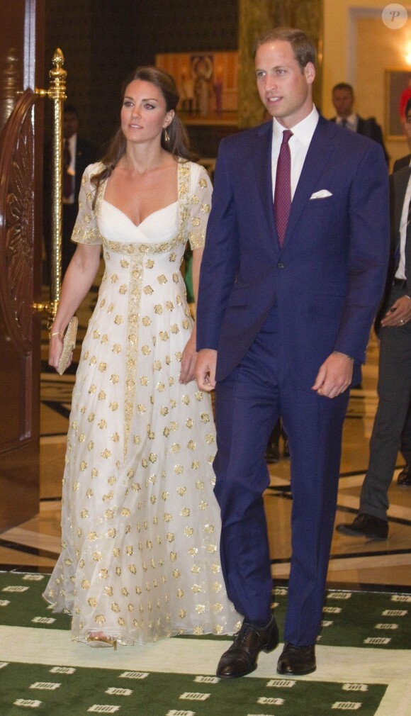 Kate Middleton et le prince William ont assisté à un dîner donné en leur honneur par le roi de Malaisie, Abdul Halim Mu'adzam Shah, connu comme Yang di-Pertuan Agongand et sa reine Haminah Hamidun, à Kuala Lumpur le 13 septembre 2012