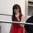 Tout de rouge vêtue, Carly Rae Jepsen arrive dans les locaux de NRJ à Paris, le 7 septembre 2012.