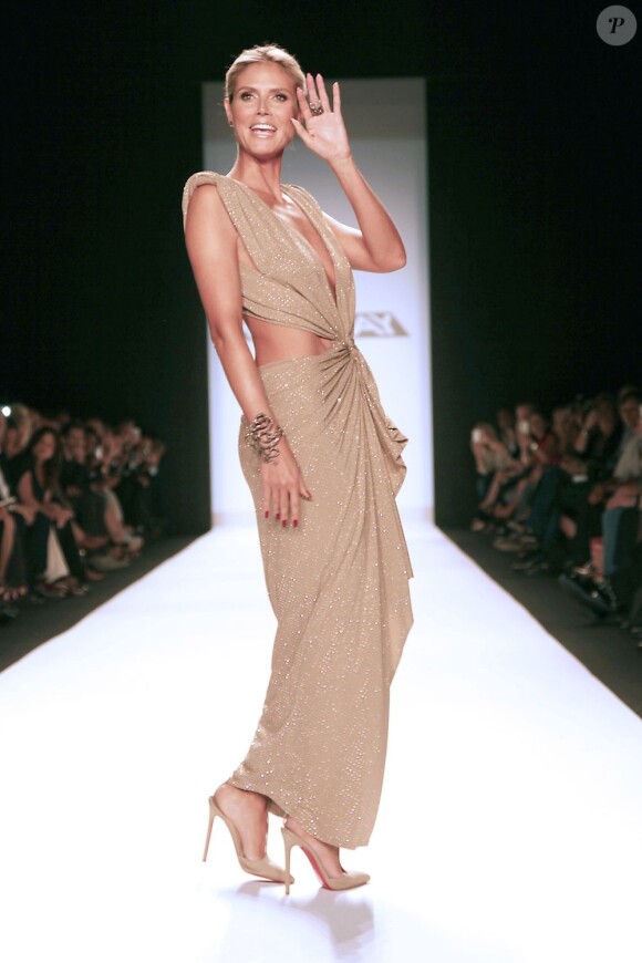 Heidi Klum, habillée d'une robe Alexandre Vauthier et de sandales Christian Louboutin, arpente le podium du Theatre du Lincoln Center lors du défilé des candidats de Project Runway . New York, le 7 septembre 2012.