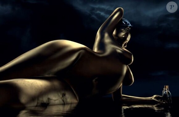 Lady Gaga en statue dorée dans le film Fame réalisé par Steven Klein.