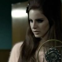 Lana Del Rey : Elégante icône des années 50 pour la campagne automnale de H&M