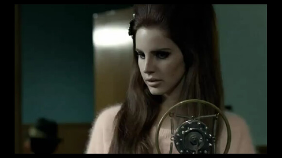 Lana Del Rey : Elégante icône des années 50 pour la campagne automnale de H&M