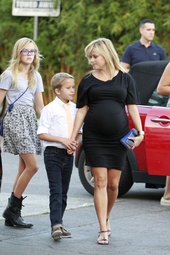 Reese Witherspoon en famille dans le quartier de Venice à Los Angeles, le 16 septembre 2012.