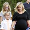 Reese Witherspoon et ses enfants Ava et Deacon dans le quartier de Venice à Los Angeles, le 16 septembre 2012.