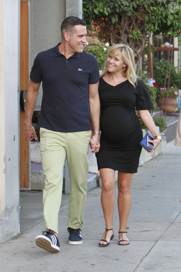 Reese Witherspoon et son époux Jim Toth dans le quartier de Venice à Los Angeles, le 16 septembre 2012.