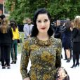 Dita Von Teese assiste au défilé Burberry Prorsum printemps-été 2013 à Kensington Gardens, habillée d'une robe de la marque collection automne 2012. Londres, le 17 septembre 2012.