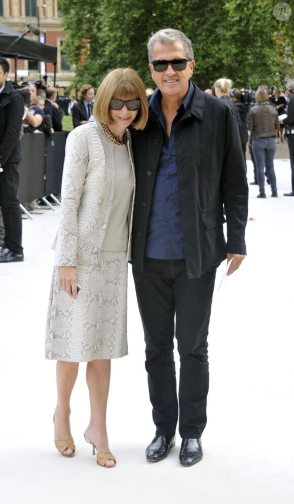 Anna Wintour et Mario Testino, souriants à leur arrivée à Kensington Gardens où avait lieu le défilé Burberry Prorsum printemps-été 2013. Londres, le 17 septembre 2012.