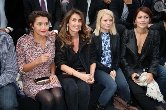 Emma de Caunes, Mademoiselle Agnès et Mélanie Thierry : charmant trio au premier du Plus Grand Défilé de Mode du Monde, organisé par les Galeries Lafayette. Paris, le 18 septembre 2012.