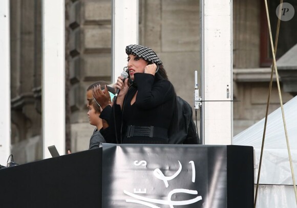 Rossy de Palma aux platines, se chargeait de mettre l'ambiance au Plus Grand Défilé de Mode du Monde, organisé par les Galeries Lafayette. Paris, le 18 septembre 2012.
