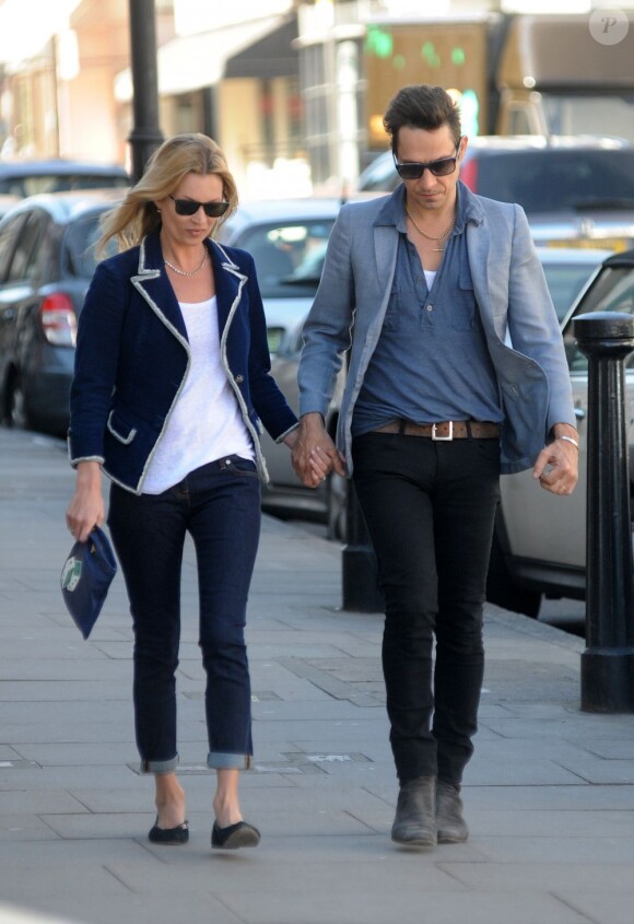 Kate Moss et Jamie Hince, main dans la main à Londres. Le 27 mars 2012.