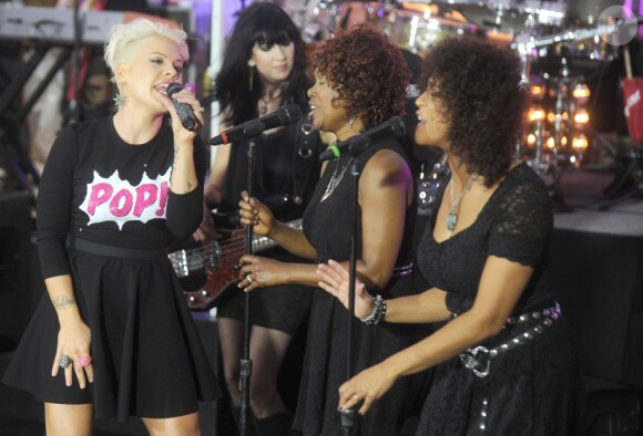 Pink en live pour le Today Show sur NBC en direct du Rockefeller Center à New York, le 18 septembre 2012.