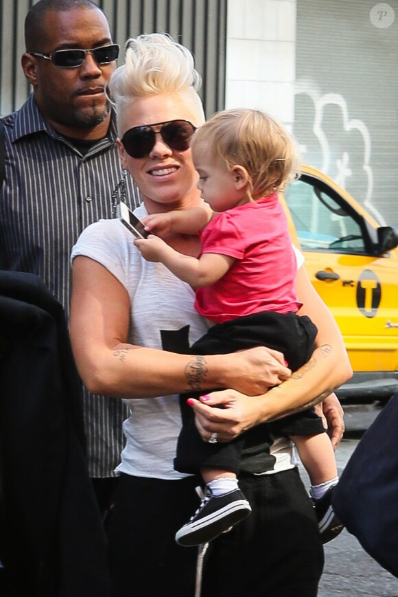 Pink et sa fille Willow à la sortie de son hôtel new-yorkais, le 19 septembre 2012.